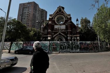Corte rechaza recurso de protección contra el municipio de Santiago por la presencia de carpas en sector de Parque San Borja