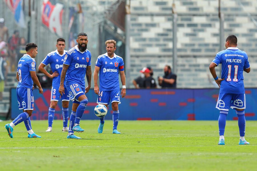 Jugadores de Universidad de Chile recriminándose luego del cuarto gol de Colo Colo.