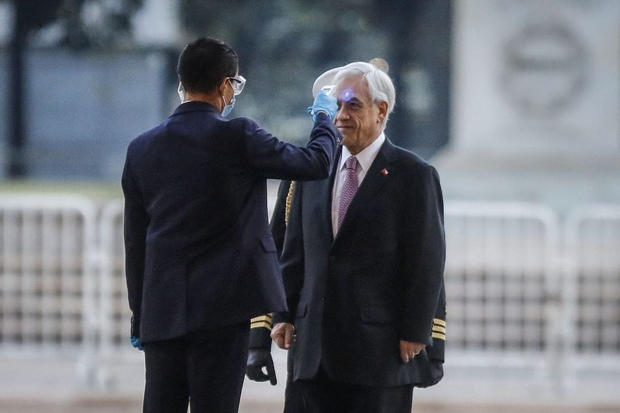 El presidente de la República, Sebastián Piñera, llega a La Moneda. A la entrada, se le toma la temperatura en medio de la pandemia por coronavirus.