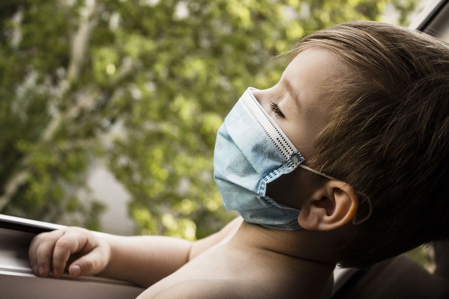 Deben los niños menores de dos años usar mascarillas? Protector les puede causar dificultad para respirar, ahogo y taquicardia - La Tercera