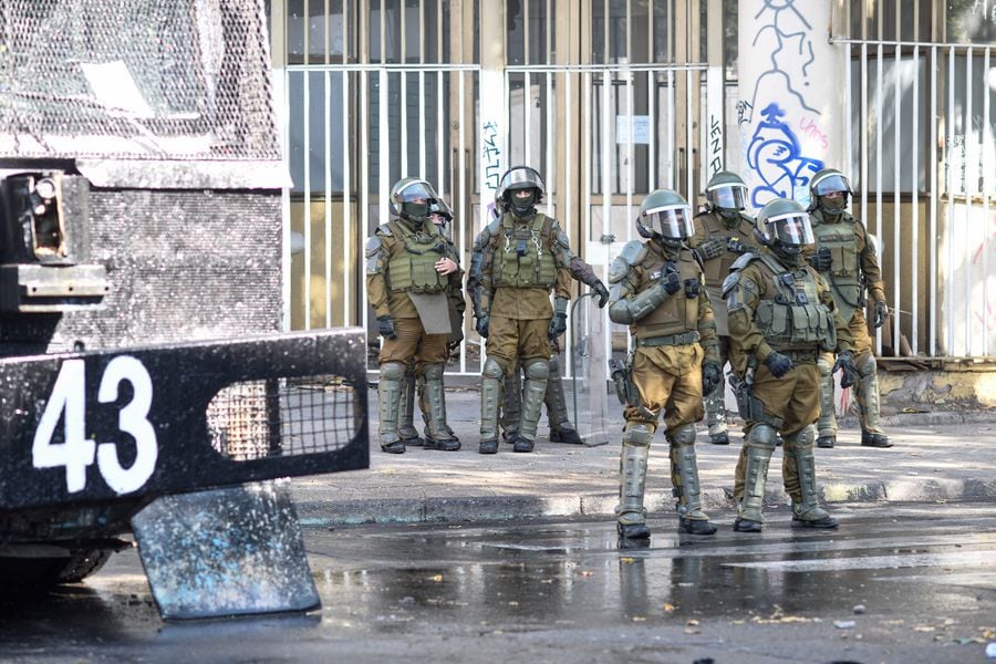 Personal de Control de Orden Público de Carabineros inició despliegue frente a manifestación estudiantil en las afueras del Liceo de Aplicación en Santiago.