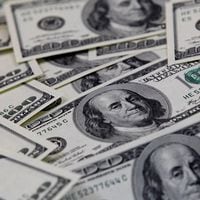 Dólar cae de los $900 y cierra en su menor nivel en más de 4 meses