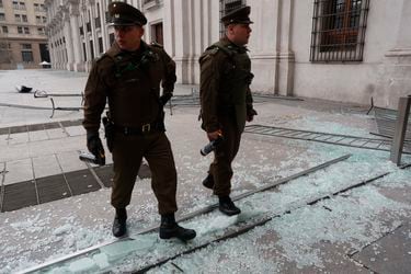 Incidentes en Santiago Centro y disturbios en el Cementerio General: reportan seis carabineros heridos y 11 detenidos