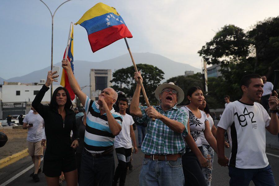 Las informaciones desde Venezuela mantienen en vilo a los migrantes de ese país en Chile. Foto: EFE