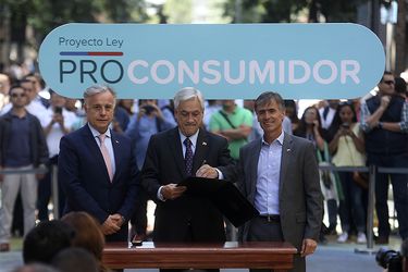 Sebastián Piñera firma el proyecto de ley Proconsumidor