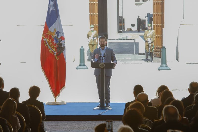El Presidente Gabriel Boric en la ceremonia de anuncio del plan de búsqueda de detenidos desaparecidos durante la más reciente dictadura.