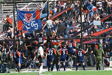 La última vez que la U festejó un triunfo en el Estadio Monumental ante Colo Colo fue en octubre de 2001. Foto: Archivo Copesa.