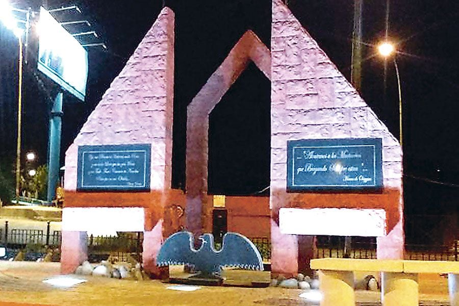 Imagen del memorial a los 16 hinchas fallecidos, situado frente al estadio El Teniente.