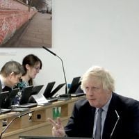 Boris Johnson se declara “profundamente arrepentido” por “el dolor” que causó la pandemia a los británicos