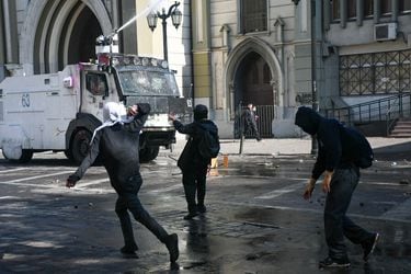 Enfrentamientos entre encapuchados y personal de Carabineros tras "Mochilazo" convocado por secundarios en el centro de Santiago el jueves.