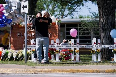 Muere de un infarto el esposo de una de las profesoras asesinadas en tiroteo de colegio en Texas