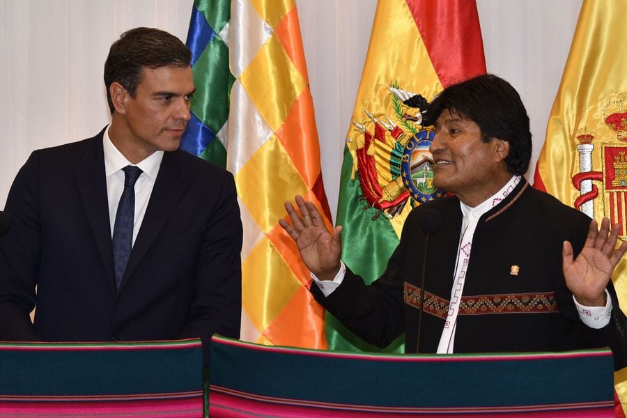 Spanish Prime Minister Pedro Sanchez (L) and Bolivian President Evo M