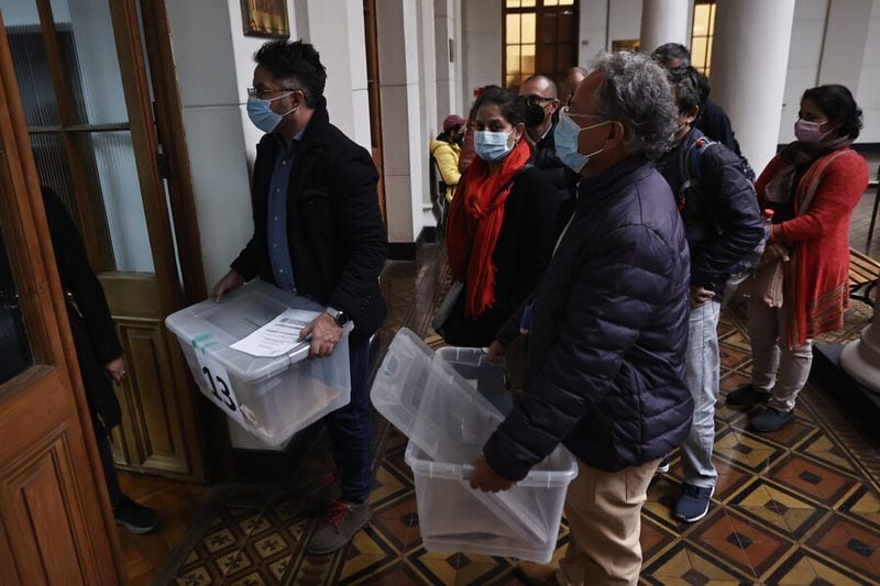 Conteo de votos, tras la votación para elegir al nuevo rector de la universidad de Chile.