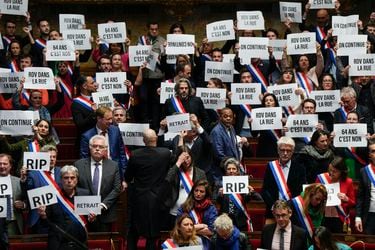 Gobierno francés sobrevive a dos mociones de censura y se da por aprobada ley de pensiones