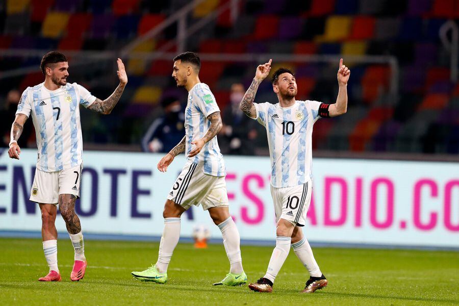 Lionel Messi celebra su gol de penal ante Chile, en las Eliminatorias rumbo a Qatar 2022.