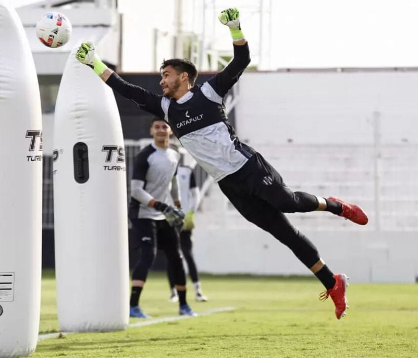 Problemas en la U? Cristopher Toselli no evade el tema y sale a aclarar  supuesto cara a cara entre Pellegrino y el plantel - Soy Azul