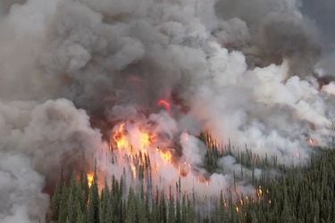 Bomberos canadienses prueban incendio planificado para contener desastre forestal