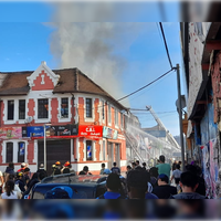 Bomberos controla con veintena de carros incendio en locales de Recoleta: confirman una persona fallecida
