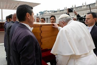 Cerca de 50.000 personas asisten a misa para despedir a Benedicto XVI en funeral celebrado por el Papa Francisco