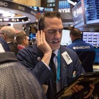 Wall Street opera con pérdidas por incertidumbre de aranceles y arrastra a bolsas mundiales