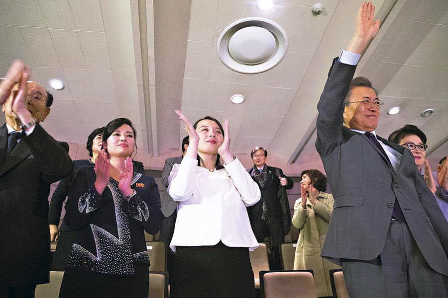 Kim Yo Jong, de blanco, junto al Presidente de Corea del Sur, Moon Jae-In, el domingo en Seúl.