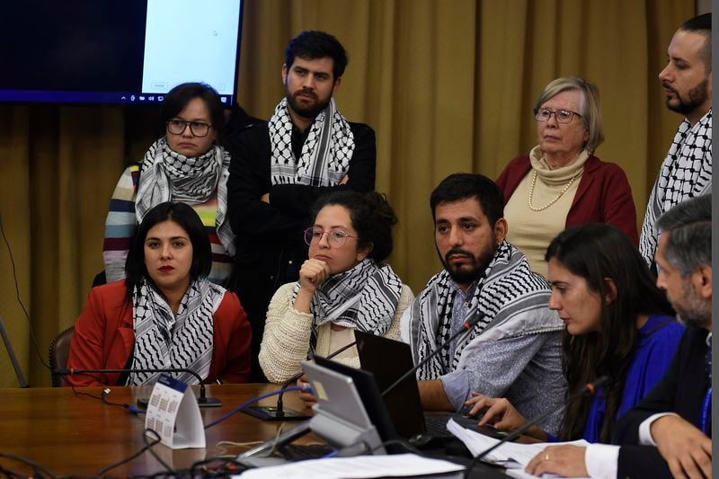 Embajador de Israel en Chile, Gil Artzyeli, en la comisión de Defensa donde varios diputados llegaron con pañuelos árabes y banderas palestinas.