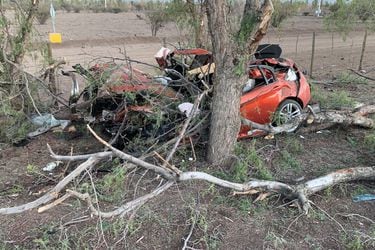 Dos menores robaron un auto en Los Andes y lo estrellaron en Colina: uno de los jóvenes murió y el otro quedó detenido