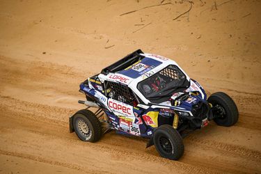 Chaleco López y su copiloto Juan Pablo Latrach se consolidan en el primer puesto de la clasificación general de los prototipos ligeros del Dakar 2022.