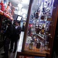 Botilleros acusan discriminación de la Municipalidad de Santiago tras rechazo de patentes