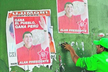 A municipal employee removes posters of the presidential candidate Al (45329984)