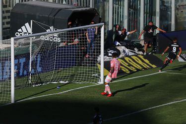 Javier Parraguez anotando el segundo gol del encuentro tras pase de Joan Cruz. FOTO: AGENCIA UNO.