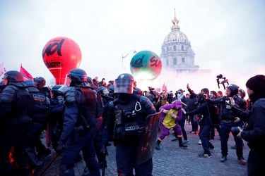 Sindicatos franceses anuncian dos nuevas jornadas de huelga contra la reforma de pensiones tras masiva convocatoria