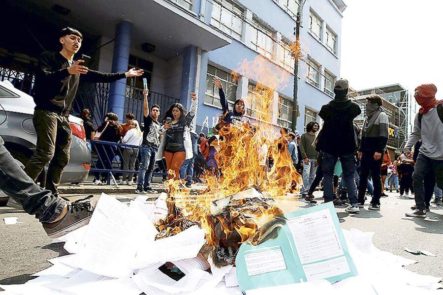 Protests-against-Chile-'s-government-in-Valparaiso-(47743151)