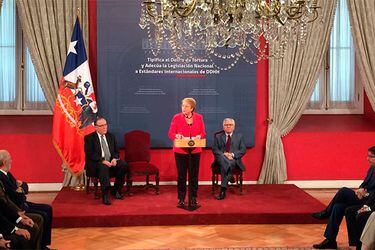Michelle Bachelet promulga ley que tipifica delitos de tortura