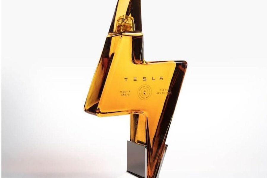 Ya está agotado: Tesla lanza tequila con forma de rayo ...