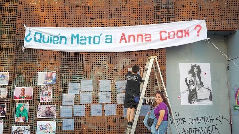 Cartel en la fachada del GAM con la frase "¿Quién mató a Anna Cook?". Fotografía recuperada del Instagram @annacookmusic (https://www.instagram.com/p/CplzergskSD/)