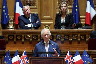 Carlos III recibe ovación en Senado de Francia y elogia “relación indispensable” de ambos países