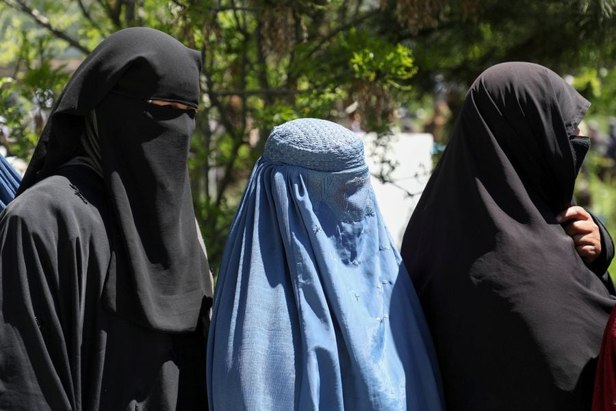 Es una pesadilla”: mujeres afganas temen convertirse en “las grandes  víctimas” tras el regreso de los talibanes al poder - La Tercera