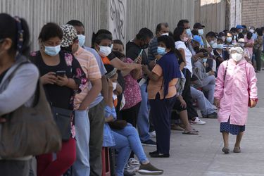 Perú declara el toque de queda en la provincia de Lima por el incremento de contagios de coronavirus
