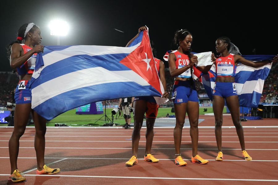 El equipo de Cuba durante la final de los 4x400 metros con relevos.