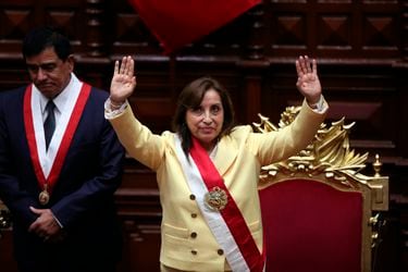 Dina Boluarte: la primera Presidenta mujer en Perú que buscará calmar la crisis que golpea al país