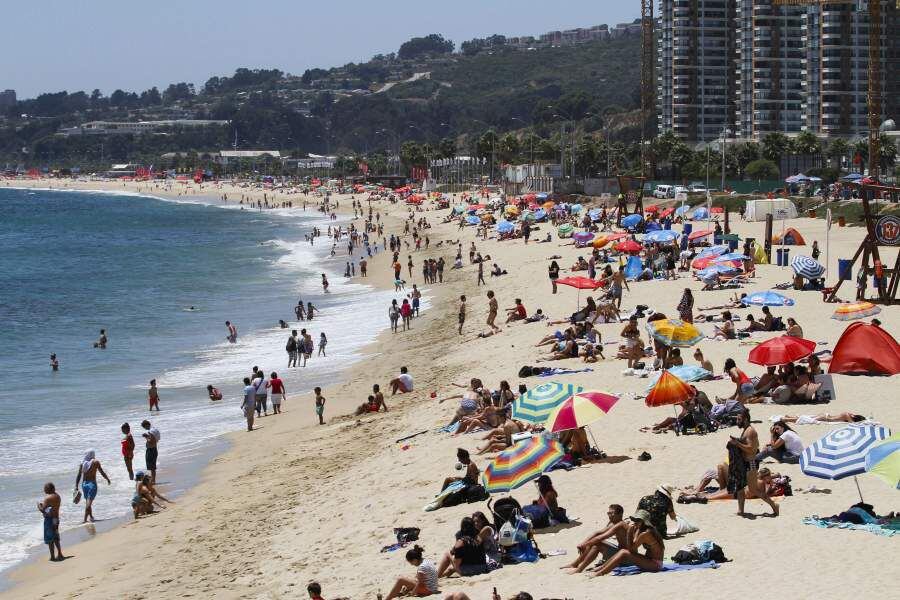 Turistas visitan borde costero de Viña del Mar