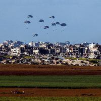 Al menos cinco palestinos fallecen en Gaza por caída de paquetes de ayuda tras falla en paracaídas