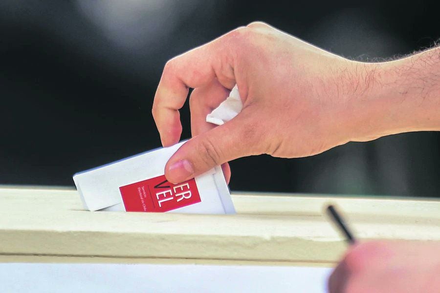 Urnas selladas y nuevos locales de votación: Servel detalla normativas para elecciones del 10 y 11 de abril - La Tercera