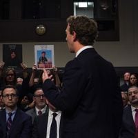 “Tiene sangre en sus manos”: Zuckerberg se disculpa con padres por redes sociales ante Senado de EEUU