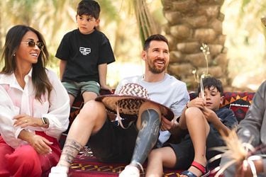 Lionel Messi junto a su familia, en Arabia Saudita.