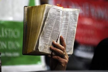 "Pareciera que solo alguien con una Biblia bajo el brazo puede ser moral". Siete frases que dejó Dawkins en su paso por Chile