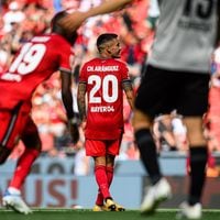 El gol de Charles Aránguiz no salva al Leverkusen: suman dos derrotas en el arranque de la Bundesliga