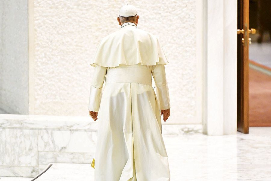 Pope-Francis-leaves-at-the-end-of-his-audie-(42151648)