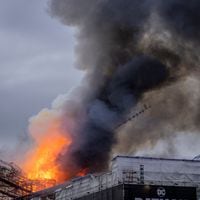 Un incendio devasta el histórico edificio de la Bolsa de Copenhague